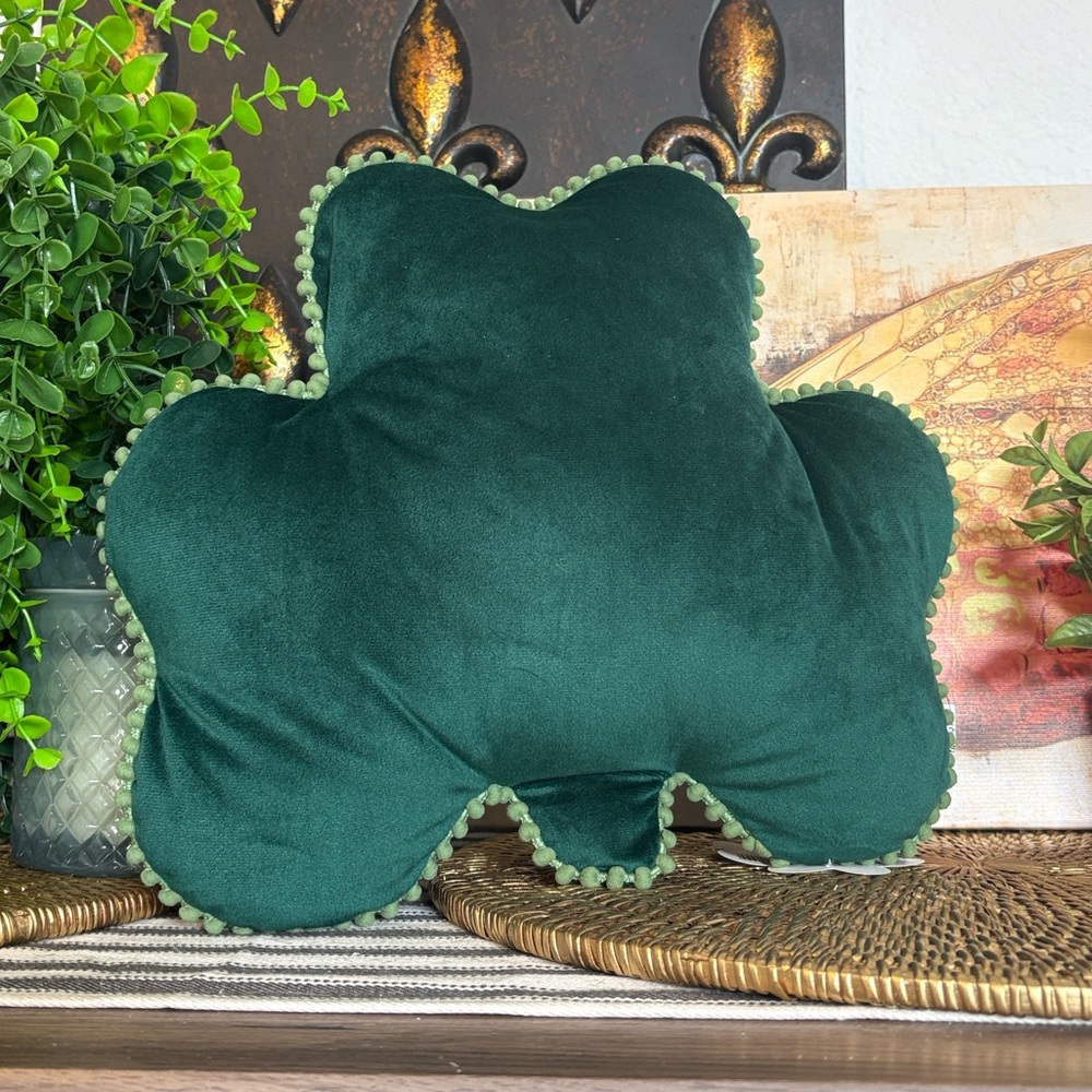 🆕Viral/HTF Shaped Velveteen Shamrock Pillow
